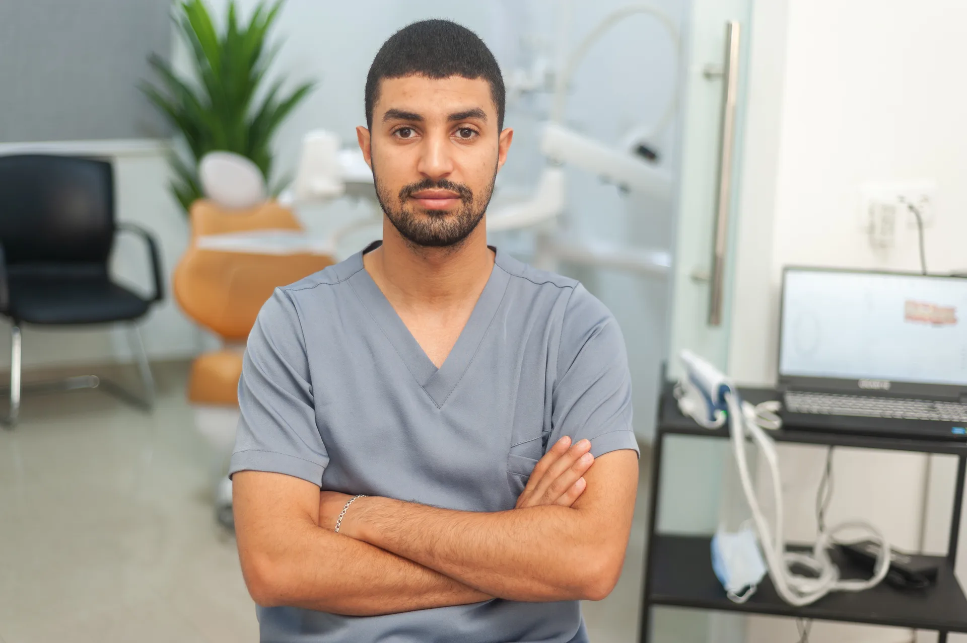 Dr. Anas Ennassiri, chirurgien-dentiste, dans son cabinet à Témara
