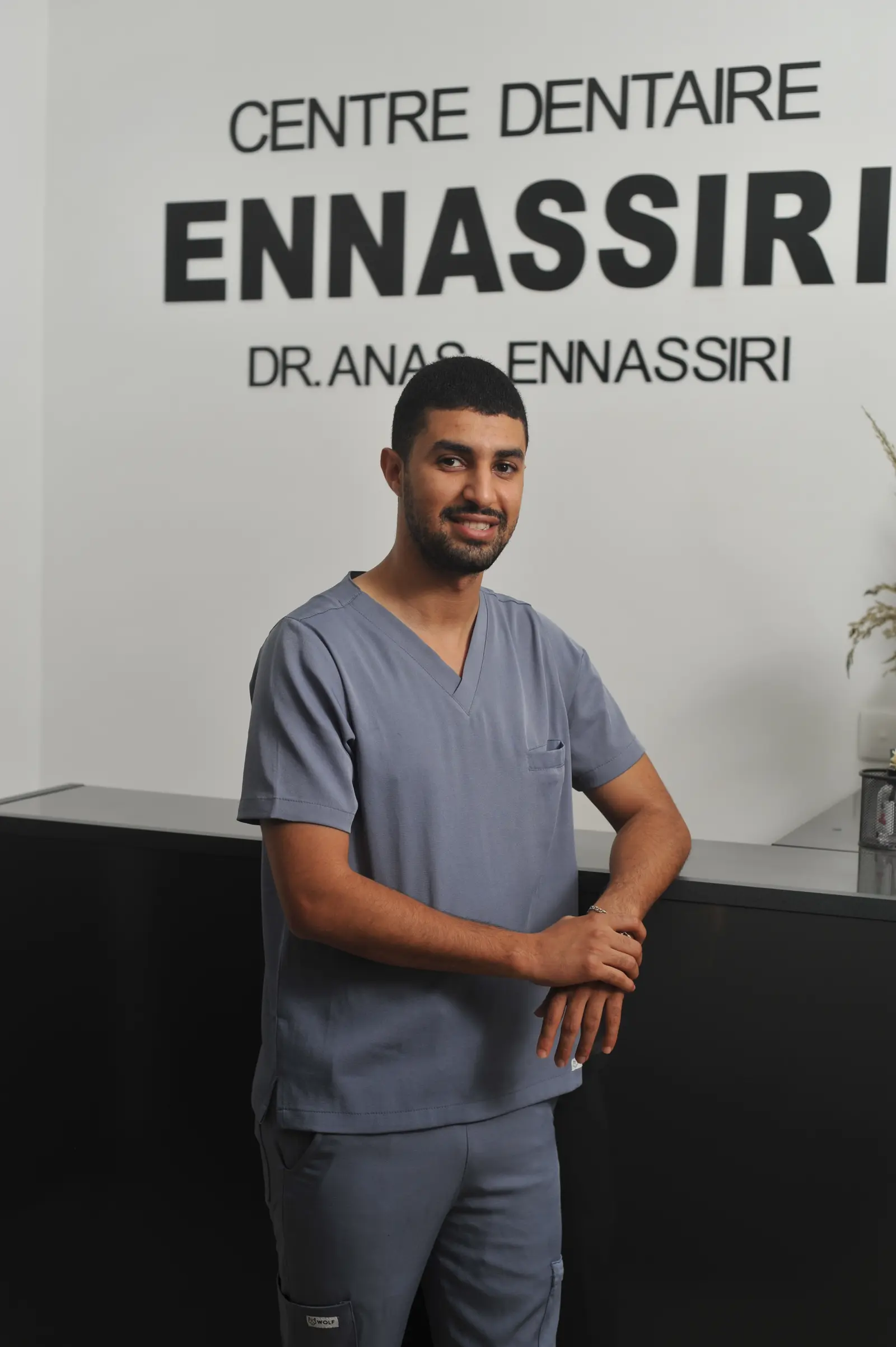 Dr. Anas Ennassiri, chirurgien-dentiste, détendu dans son cabinet à Témara