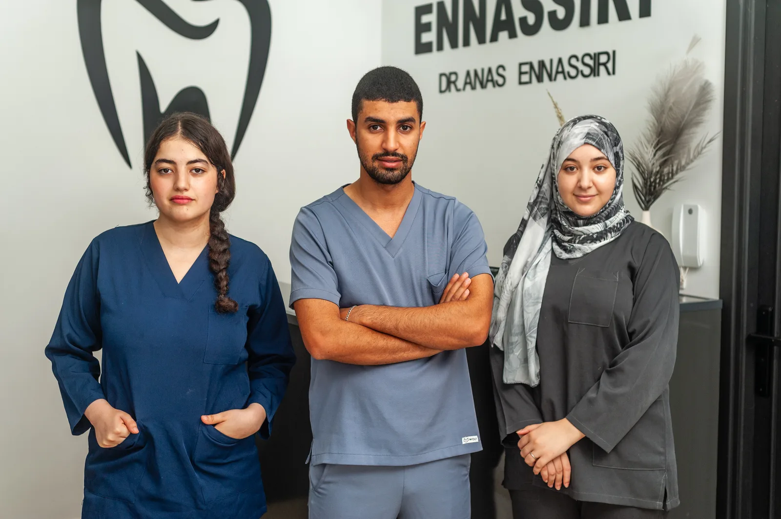 Dr Anas Ennassiri entouré de Wiam Chtati et Khawla Nouichi, l'équipe du Centre Dentaire Ennassiri à Témara